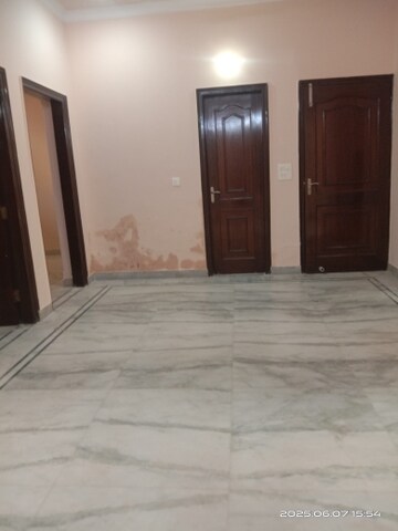 Room in 2 BHK Builder Floor at Huda Market, Sector 31 – for Rent