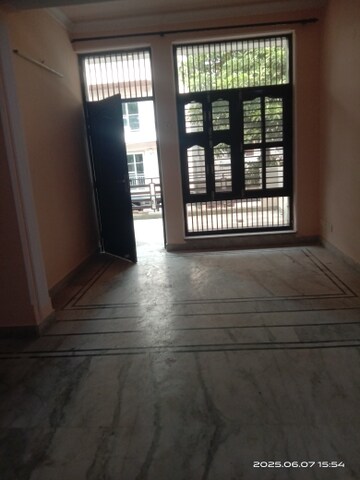 Room in 2 BHK Builder Floor at Huda Market, Sector 31 – for Rent