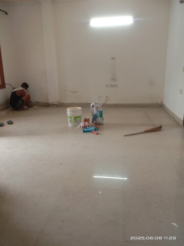 Parking in 2 BHK Builder Floor at Huda Market, Sector 31 – for Rent