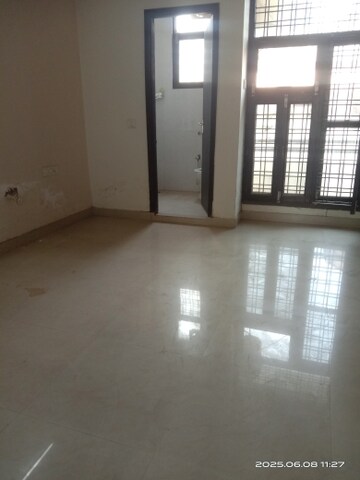 Room in 2 BHK Builder Floor at Huda Market, Sector 31 – for Rent