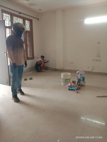 Parking in 2 BHK Builder Floor at Huda Market, Sector 31 – for Rent