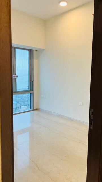 Room in 2 BHK Apartment at Piramal Aranya, Byculla – for Rent