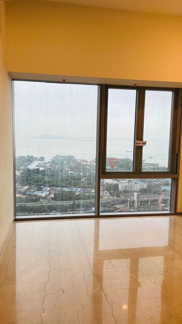 Room in 2 BHK Apartment at Piramal Aranya, Byculla – for Rent