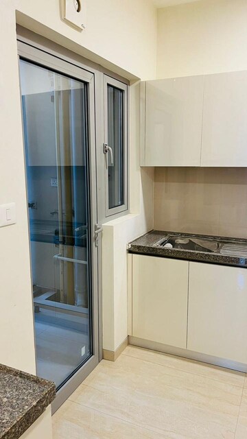 Room in 2 BHK Apartment at Piramal Aranya, Byculla – for Rent