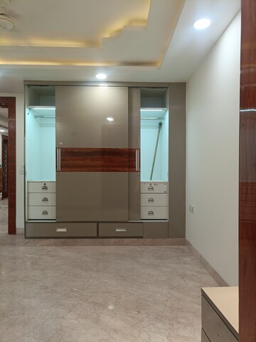 Room in 3 BHK Builder Floor at Anand Vihar – for Rent