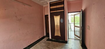 Room in 1.5 BHK Independent House at RWA Apartments Sector 52, Sector 52 – for Rent