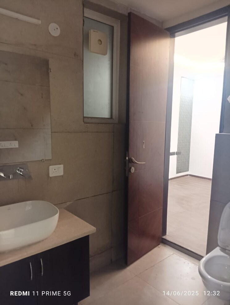 Bathroom, unitech-heritage-city 3 Bedroom 2000 Sq.Ft. Apartment In Sector 25 Gurgaon 8934608