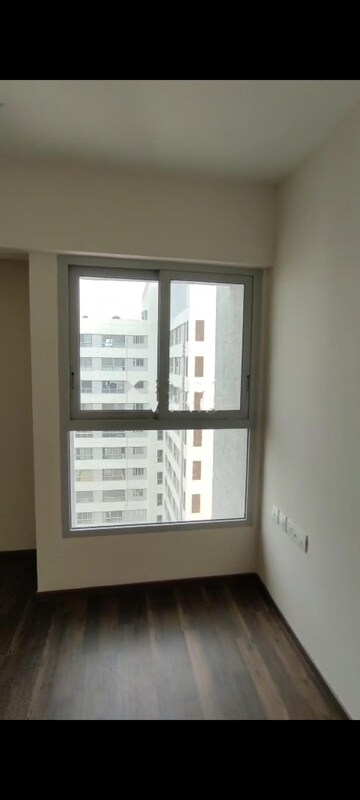 Room in 2 BHK Apartment at Piramal Vaikunth, Balkum Pada – for Rent