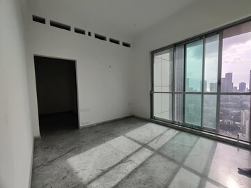 Room in 4 BHK Apartment at Kalpataru Avana, Parel – for Rent
