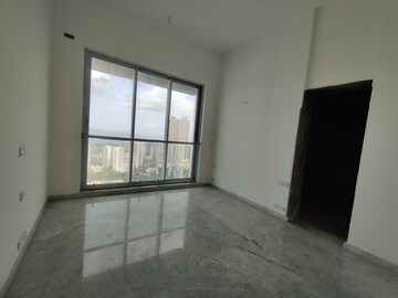 Room in 4 BHK Apartment at Kalpataru Avana, Parel – for Rent