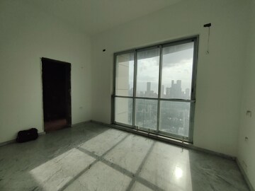 Room in 4 BHK Apartment at Kalpataru Avana, Parel – for Rent