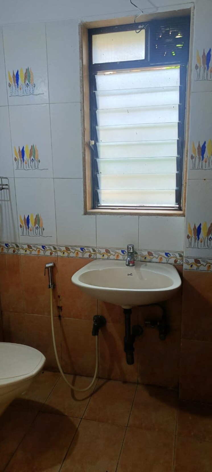 Bathroom, lodha-paradise 2 Bedroom 700 Sq.Ft. Apartment In Majiwada Thane 8934692