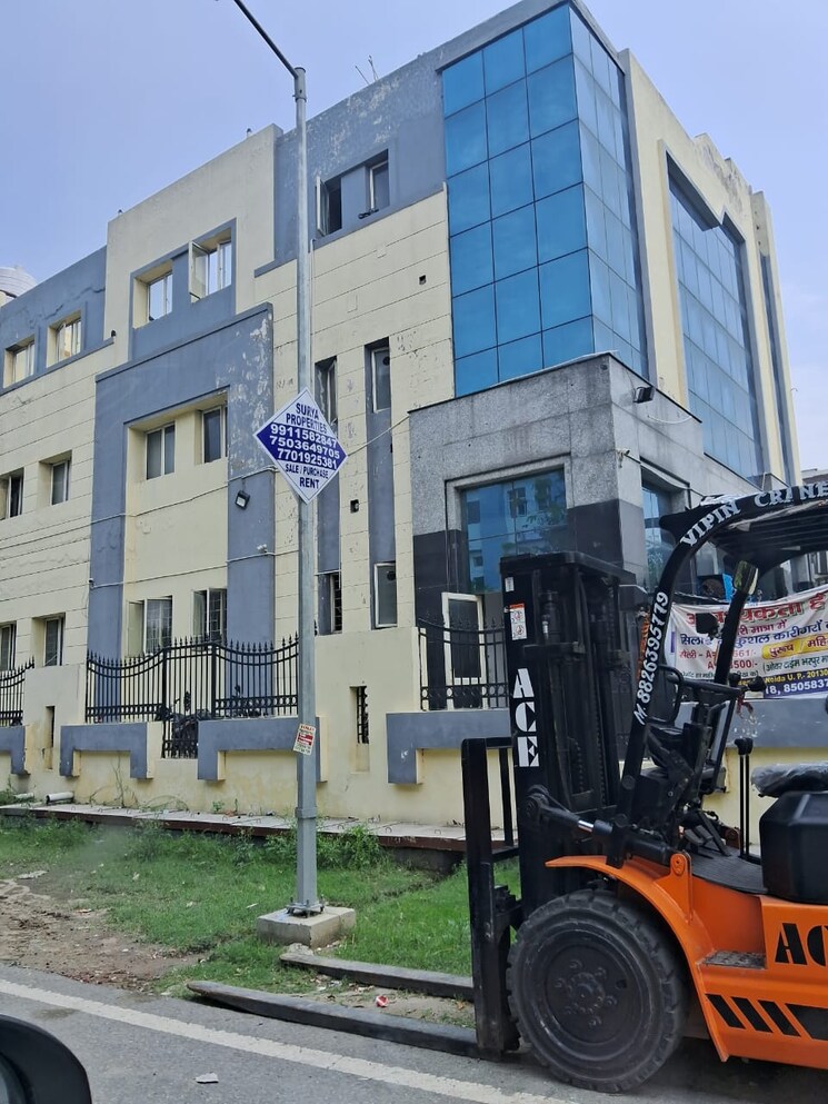 Exterior View, sector 63 Commercial Office Space 12000 Sq.Ft. In Sector 63 Noida 8934698