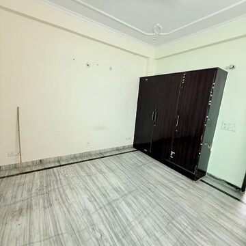 Room in 2 BHK Builder Floor at Sector 105 – for Rent