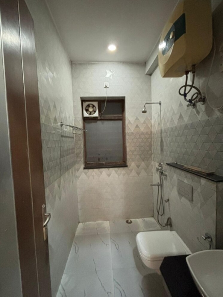 Bathroom, unitech-south-city-ii 2.5 Bedroom 1450 Sq.Ft. Builder Floor In Sector 50 Gurgaon 8934706