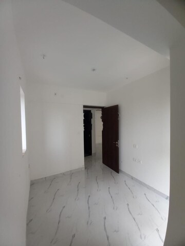 Room in 2 BHK Apartment at Kalpataru Immensa, Kolshet Road – for Rent