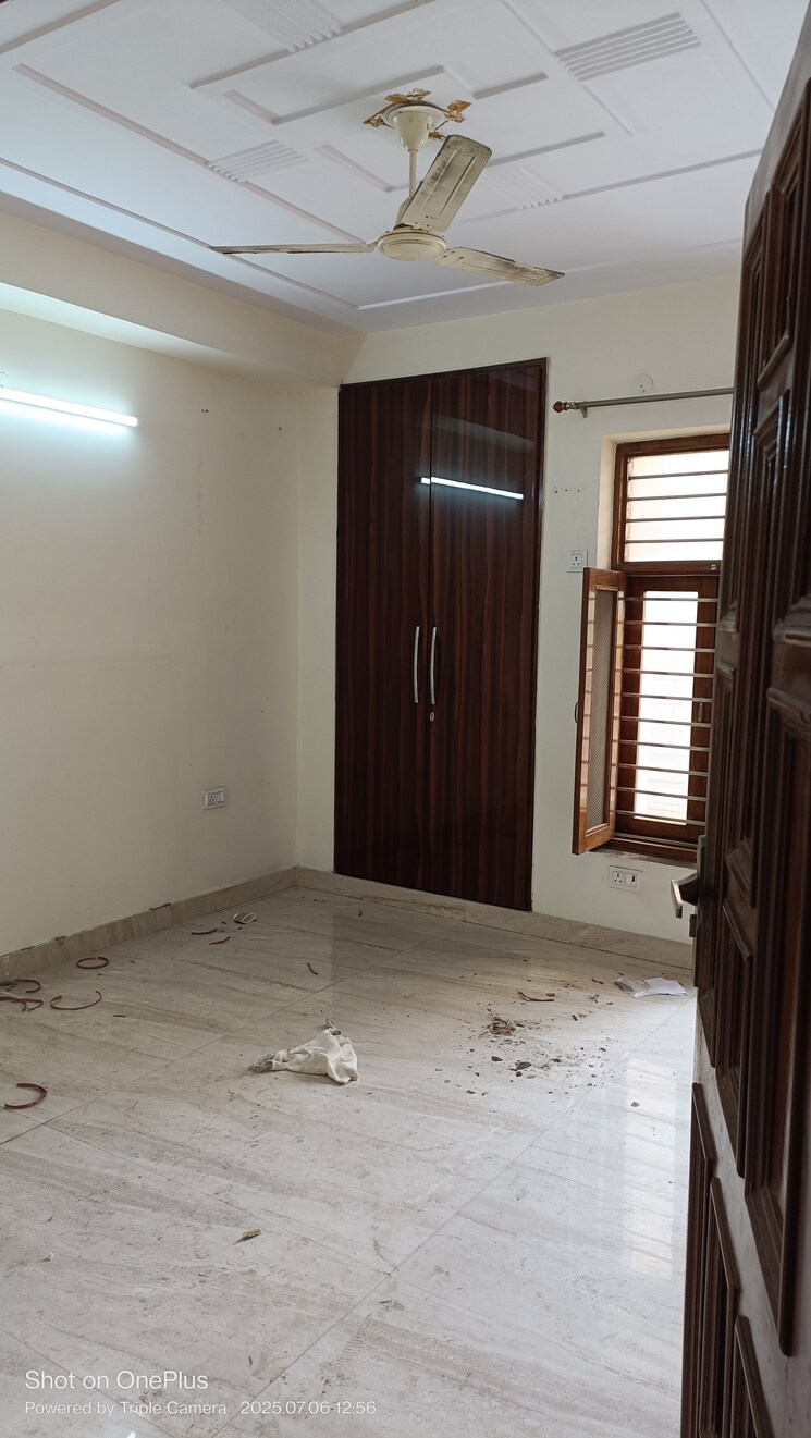 Room, ashoka enclave 3 Bedroom 200 Sq.Yd. Builder Floor In Ashoka Enclave Faridabad 8934784