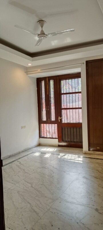 Room in 3 BHK Builder Floor at Unitech South City II, Sector 50 – for Rent