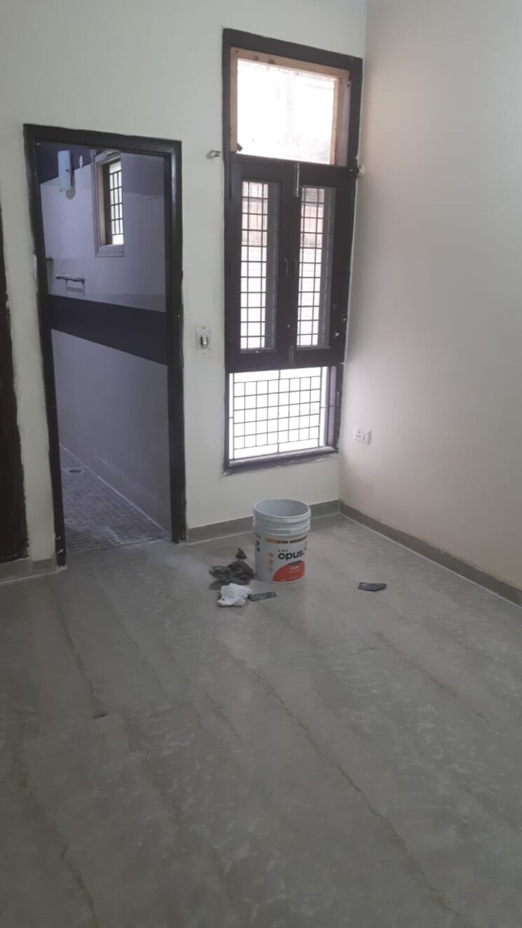 Room, sector 46 3 Bedroom 2500 Sq.Ft. Villa In Sector 46 Noida 8935029