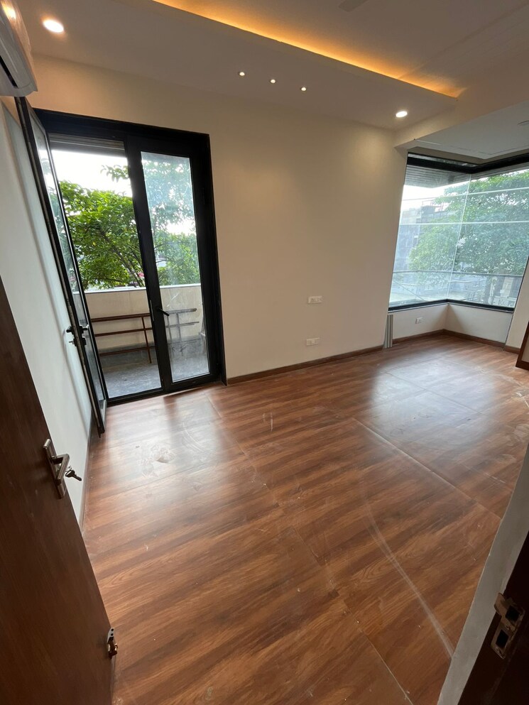 Room, sector 45 3 Bedroom 2000 Sq.Ft. Villa In Sector 45 Noida 8935084