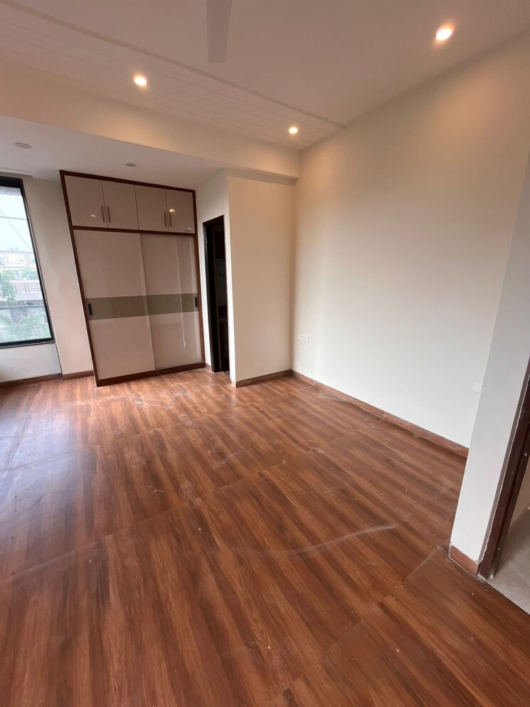 Room, sector 45 3 Bedroom 2000 Sq.Ft. Villa In Sector 45 Noida 8935084