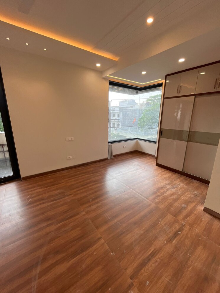 Room, sector 45 3 Bedroom 2000 Sq.Ft. Villa In Sector 45 Noida 8935084