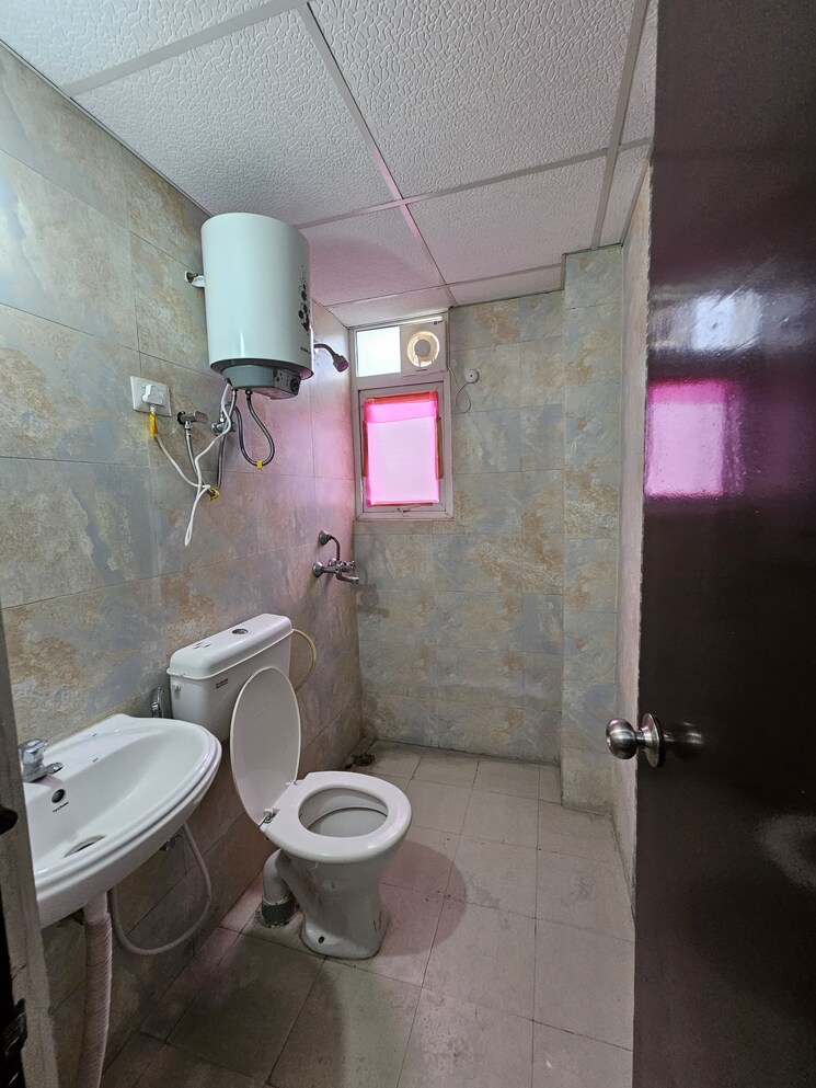 Bathroom, signature-the-serenas 2 Bedroom 724 Sq.Ft. Apartment In Sohna Sector 36 Gurgaon 8935100