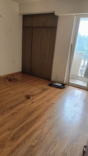 Room in 3.5 BHK Apartment at Emaar Palm Hills, Sector 77 – for Sale