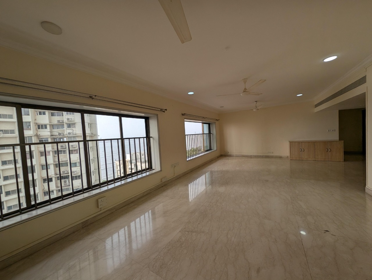 4 BHK + Servant Room Apartment For Rent in Prabhadevi