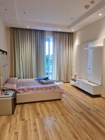 Bedroom in 4 BHK Apartment at DLF The Camellias, Sector 42 – for Rent