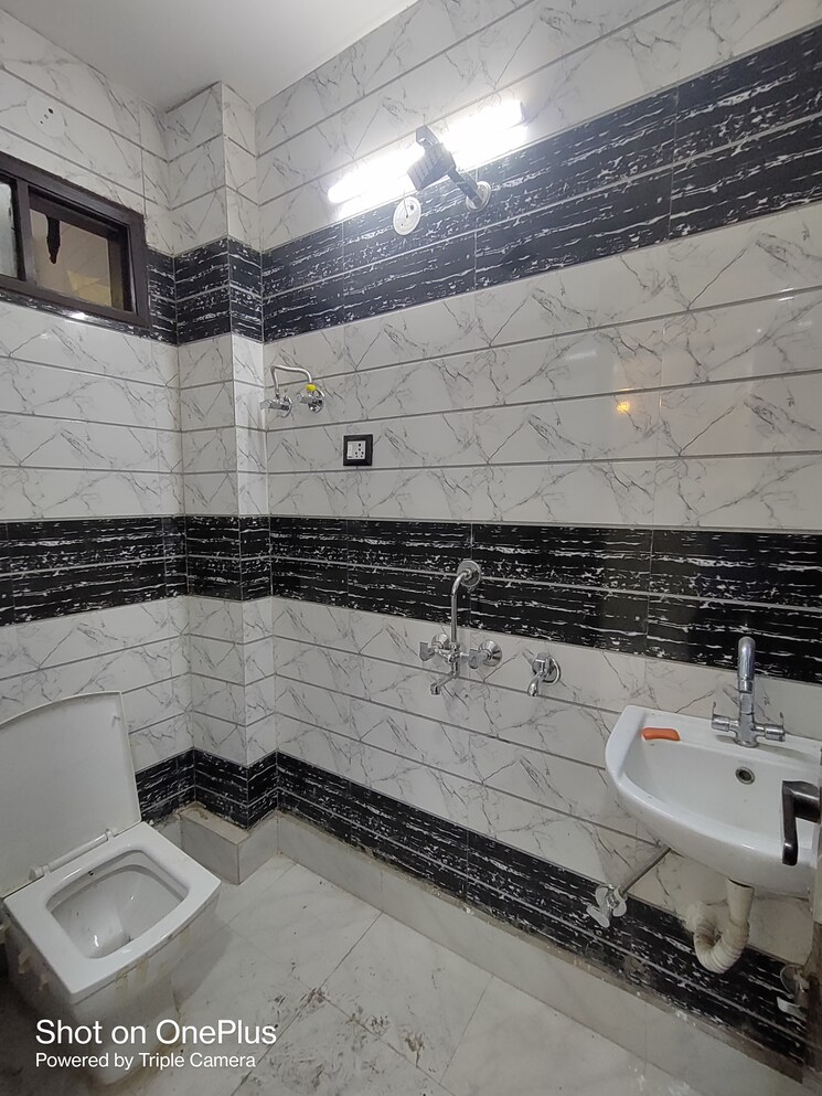 Bathroom, mansa ram park 1 Bedroom 40 Sq.Yd. Builder Floor In Mansa Ram Park Delhi 8935252