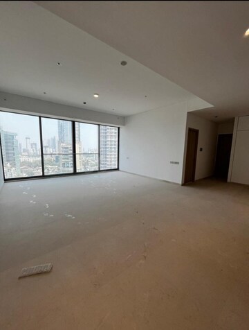 Room in 4 BHK Apartment at Rustomjee Crown Phase 2, Prabhadevi – for Rent