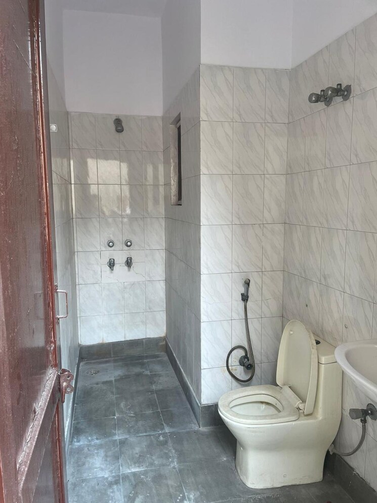 Bathroom, dlf ankur vihar 2 Bedroom 900 Sq.Ft. Independent House In Dlf Ankur Vihar Ghaziabad 8935264