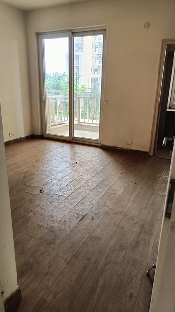 Room in 4 BHK Apartment at Emaar Palm Hills, Sector 77 – for Sale