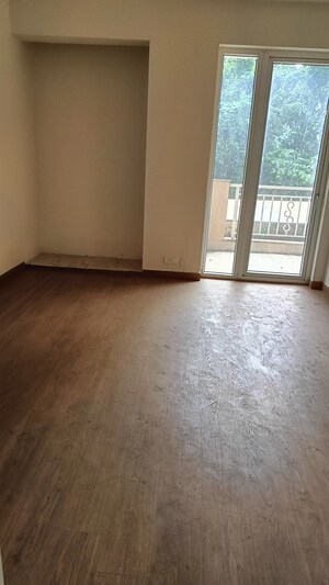 Room in 4 BHK Apartment at Emaar Palm Hills, Sector 77 – for Sale