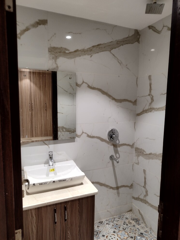 Bathroom, freedom fighters enclave 4 Bedroom 2000 Sq.Ft. Builder Floor In Freedom Fighters Enclave Delhi 8935346