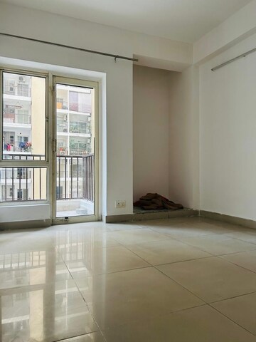 Room in 2 BHK Apartment at Amrapali Dream Valley, Tech Zone 4 Greater Noida – for Rent