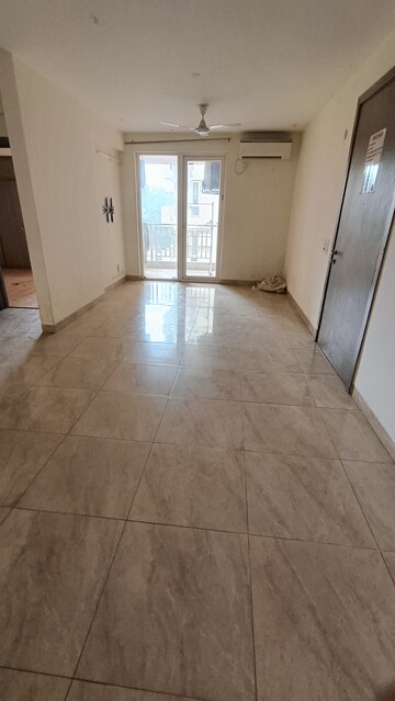 Room in 4 BHK Apartment at Emaar Palm Hills, Sector 77 – for Sale