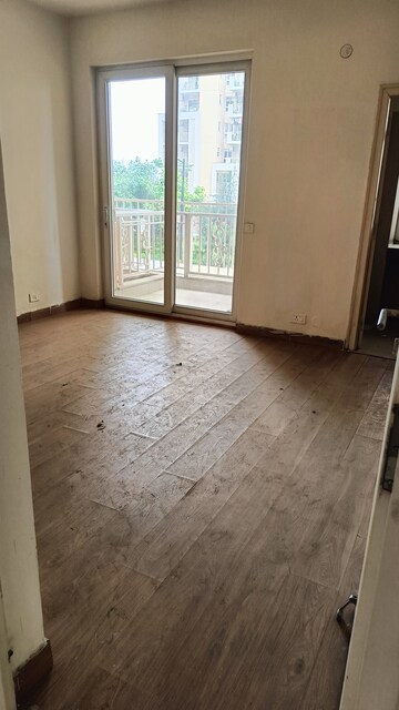 Room in 4 BHK Apartment at Emaar Palm Hills, Sector 77 – for Sale