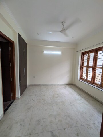 Room in 3 BHK Apartment at Ansal Sushant Estate, Sector 52 – for Rent