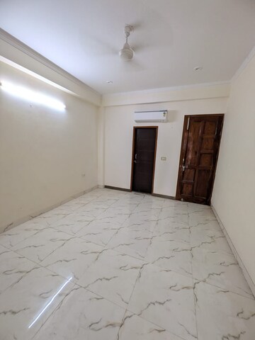 Room in 3 BHK Apartment at Ansal Sushant Estate, Sector 52 – for Rent