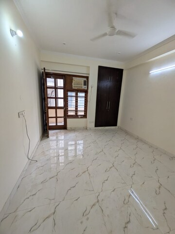 Room in 3 BHK Apartment at Ansal Sushant Estate, Sector 52 – for Rent