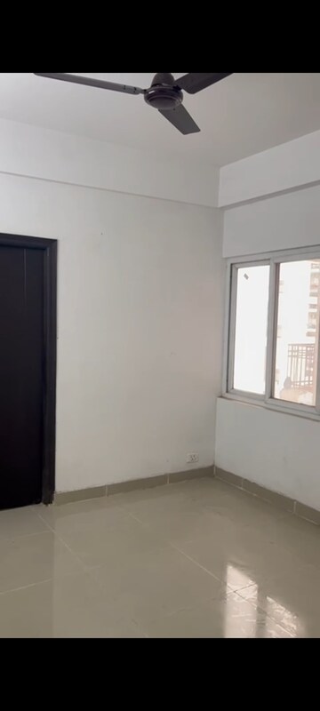 Room in 3 BHK Apartment at Ajnara Le Garden, Sector 16b Greater Noida – for Rent