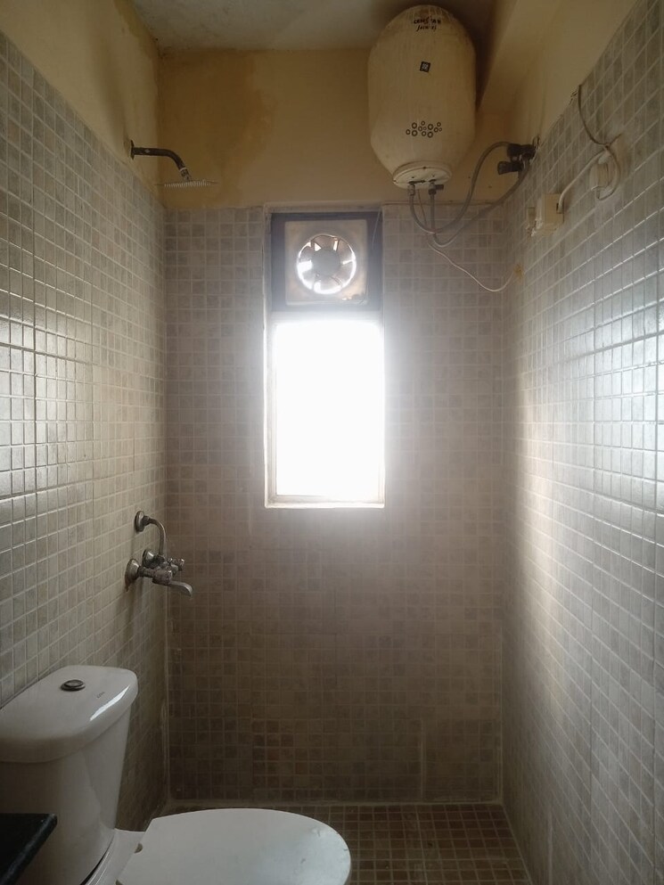 Bathroom, paras-tierea 3 Bedroom 1285 Sq.Ft. Apartment In Sector 137 Noida 8935445