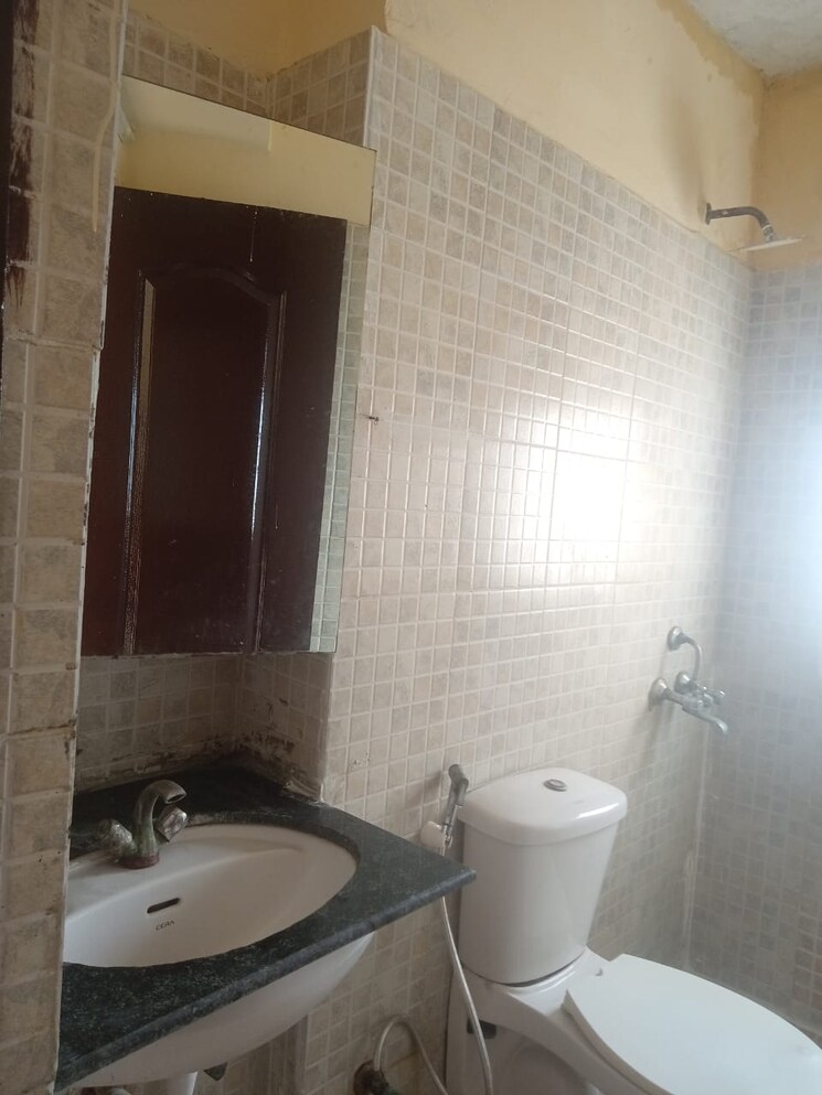Bathroom, paras-tierea 3 Bedroom 1285 Sq.Ft. Apartment In Sector 137 Noida 8935445
