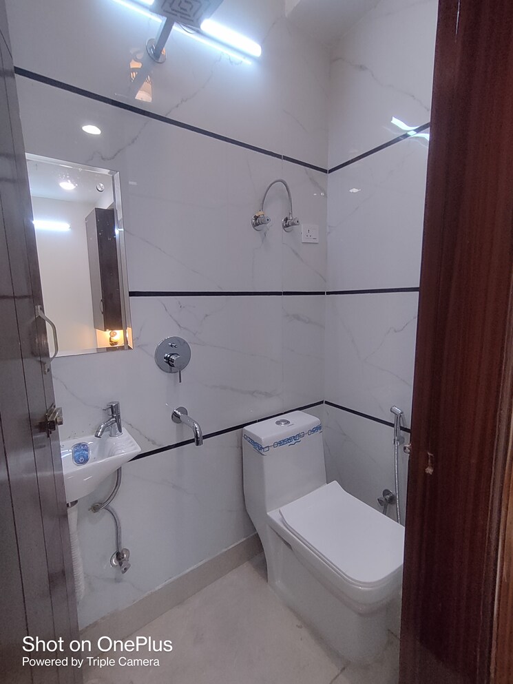 Attached Bathroom, uttam nagar 2 Bedroom 60 Sq.Yd. Builder Floor In Uttam Nagar Delhi 8935458