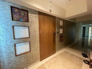 Room in 4 BHK Apartment at Parel – for Rent