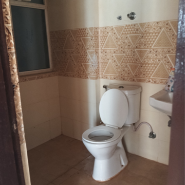 Bathroom in 2 BHK Apartment at Elegant Splendour, Amrapali Dream Valley – for Sale