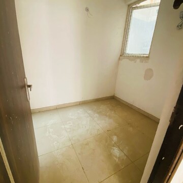 Room in 2.5 BHK Apartment at Elegant Splendour, Amrapali Dream Valley – for Sale