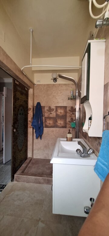 Team Area in 3 BHK Builder Floor at Lake Gardens – for Rent
